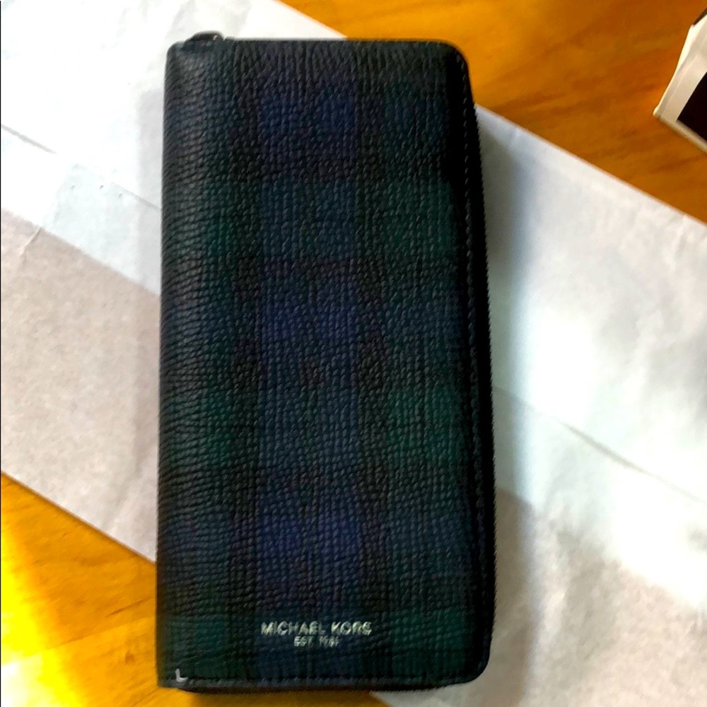 BRAND NEW!!! Michael Kors “Henry,” long zip wallet